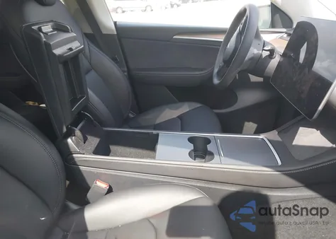 2024 Tesla Model Y Long Range Dual Motor All-Wheel Drive/Rwd z USA, uszkodzony, nr VIN 7SAYGDED7RF097412